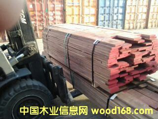 �����ں��Ҷ���ֱ߅��ĵ�Ԕ��(x��)��B