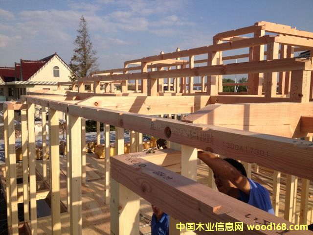 �Ϻ������u��ʽľ�Y(ji��)��(g��u)�e��