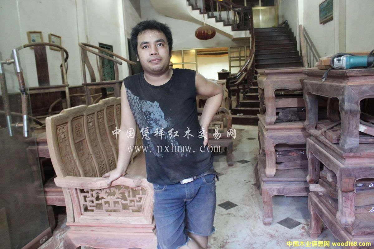 Խ�ϼtľ�Ј�(ch��ng)��ǰ�؈�(b��o)����ӛ��ֱ���M(j��n)��Խ�ϵ�һ����